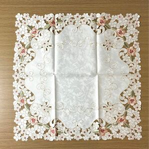 新品　刺繍テーブルセンター　テーブルクロス