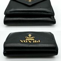 2051【最高峰】PRADA プラダ 折り財布 三つ折り ミニ ウォレット コンパクト メタルロゴ ゴールド金具 レザー 本革 ブラック 黒色_画像5