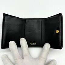 2051【最高峰】PRADA プラダ 折り財布 三つ折り ミニ ウォレット コンパクト メタルロゴ ゴールド金具 レザー 本革 ブラック 黒色_画像7