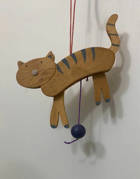 【オーナメント】猫とボールの壁飾り 木製　飾り レトロ ナチュラル