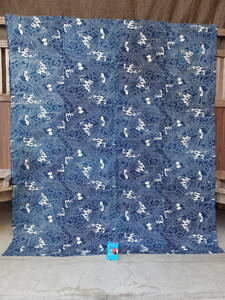 ざっくりした手織り青系中厚藍木綿型染群鶴唐草文古布・4幅繋ぎ・158×134㌢・重420g・リメイク素材