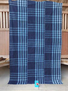 ざっくりした手織り生地厚藍木綿絣の濃淡チェック柄古布・3幅繋ぎ・156×98㌢・重360g・リメイク素材