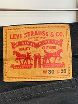 H7274gL Levi's リーバイス 145周年モデル サイズ30×28 (M位)スキニーパンツ ストレッチ素材 ブラック 黒 メンズ カジュアル シンプル_画像5