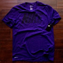 【既決USA】NIKE ・ ナイキ@完売胸元【NIKE】ロゴ入半袖Tシャツ【NIKE Men's DRI-FIT Logo Graphic T-Shirt】 Purple @XL_画像2