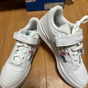 アディダス　限定モデル　ディズニーコラボ　adidas ホワイト　FORUM LOW ORIGINALS 箱付き未使用新品