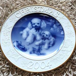 tam_040 美品！ 限定品 大倉陶園 クリスマスプレート 白磁 OKURA CHINA CHRISTMAS PLATE お箱入り 20cm ★ 2004 POODLE プードル 犬 DOGの画像1