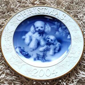 tam_041 美品！ 限定品 大倉陶園 クリスマスプレート 白磁 OKURA CHINA CHRISTMAS PLATE お箱入り 20cm ★ 2004 POODLE プードル 犬 DOGの画像1