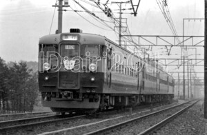 R0046-7【古い 鉄道 白黒 モノクロネガ】35mm 3コマ◇昭和41年 急行白馬 特急修理中? ※鉄道 駅 電車 汽車 蒸気機関車