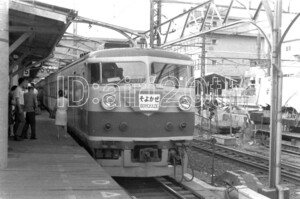 R0027-6【古い 鉄道 白黒 モノクロネガ】35mm 4コマ◇昭和43年 157系特急そよかぜ ※鉄道 駅 電車 汽車 蒸気機関車