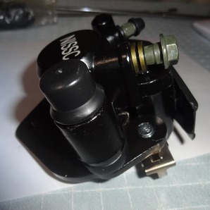 送料込み 黒色 GN125/GS125等 スズキ系 社外 ブレーキキャリパー 取付ピッチ60mm程度 壱の画像2