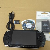 管理：044 SONY PSP1000 動作確認済み すぐ遊べるモンハンセット 電池新品　ケーブル　メモリースティック　モンハン3G付き_画像1