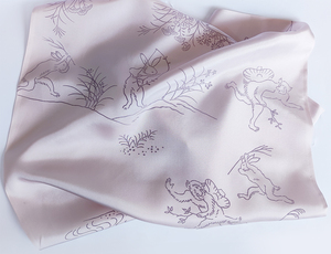 未使用 正絹はぎれ 鳥獣戯画柄 灰紫色 絹100％ 巾37×長さ120cm 手描き型友禅