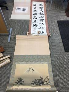 10109 掛軸おまとめ 3本 詳細不明 経年保管品 中古品 詳細は画像を参照して下さいませ。