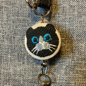 黒猫　刺繍　リール付きキーホルダー　ハンドメイド