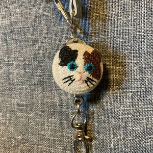 三毛猫　刺繍生地　リール付きキーホルダー　ハンドメイド