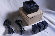 ソニー SONY 充電器 ACC-V1BPA + バッテリー NP-FV100×２本_画像1