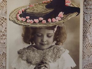 アンティークポストカード*大きな帽子の可愛い少女