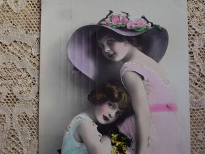 アンティークポストカード*花飾りの帽子、ドレスの美少女たち