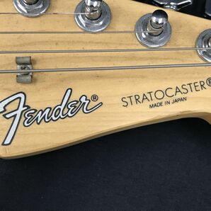0401-120T?6053 エレキギター STRATOCASTER ストラトキャスター Fender フェンダー 黒白 ブラック ホワイト ソフトケース付きの画像2
