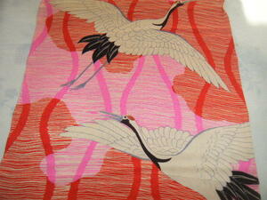 ：古布２１５：錦紗縮緬　赤色・ピンク色　正絹　鶴・横縞などの図　130㎝×34㎝　市松人形　縮緬細工　タペストリー　手芸　ハギレ