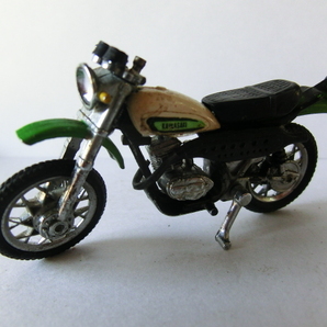 ミニカー バイク ヨネザワ ダイヤペット KAWASAKI カワサキ 250TR  1/30 ハンドル片側無の画像1