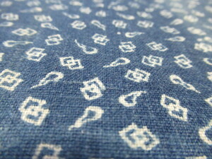 古布、藍染木綿、はぎれ、瓢箪に家紋、７０センチ。