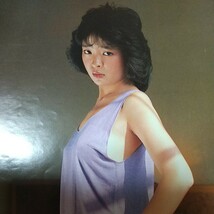 1-382 甲斐智枝美　プレイボーイアイズ　１９８３年４月号切り抜き　当時もの　加納典明撮影　このコ、危険な香りです。_画像1