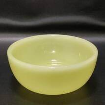 GS98 黄色ガラス プレス成型 小皿 ウランガラス 型ガラス 昭和レトロ_画像1