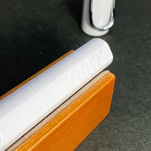 送料無料☆USED☆定番カラー 洗浄済み LAMY Safari 万年筆 ホワイト Fニブ/ラミー サファリ ステーショナリー★4Pen_画像3