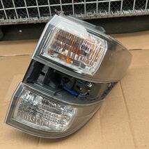 中古トヨタヴェルファイア DBA- ANH20W 純正右テールライト　テールランプ　右GGH20W / GGH25W / ANH25W 右テールライト KOITO 58-29_画像8