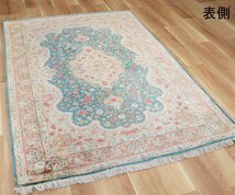 魁◆高級ペルシャ絨毯 イラン クム産 上質シルク100% 手織り81万ノット 196×136.5㎝ 綺麗なブルーの花弦文様_画像2