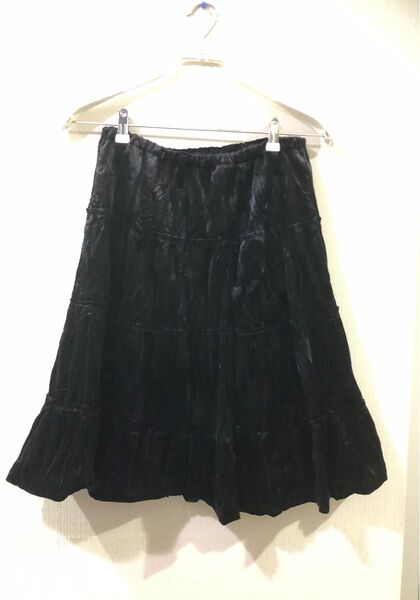 黒いビロードのような生地のフレアスカート