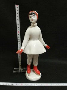 T3221.reti girl ice skating figure ske-ta-so ream Russia porcelain ornament Vintage uklaina/80