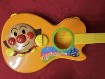 アンパンマン ギター 　 PINOCCHIO 子供 　キッズ 　楽器遊び　アンパンマンギター　楽器玩具　弦は４本　重さ 約298ｇ　ek-388y2_画像2