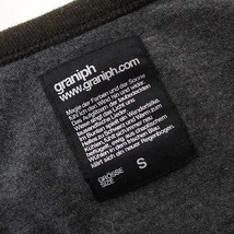 グラニフ graniph Tシャツ カットソー SLOVAK ワッペン 刺繍 Vネック パイピング 半袖 S チャコールグレー 黒 ブラック 茶 ブラウン_画像4