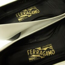 サルヴァトーレフェラガモ Salvatore Ferragamo ヴァラ レザーパンプス シューズ シルバー金具 リボン イタリア製 白 黒 24cm IBO48_画像9