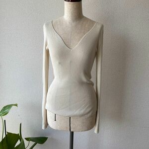 UNIQLO 3D リブニット　フレア袖ホワイト　 セーター
