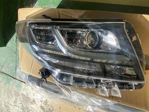 TOYOTAアルファード　右ヘッドランプASSY 　DBA-GGH30W　81145-58381