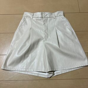 美品　GU フェイクレザーショートパンツ　XS ホワイト