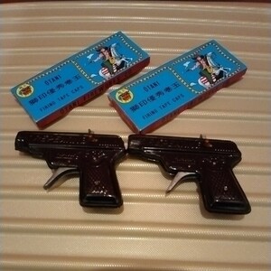 レトロ☆GUN★珍品火薬 鉄砲 ブリキ 2丁セット 巻玉火薬付き 銃 ピストル　駄菓子屋玩具 昭和 現状渡し