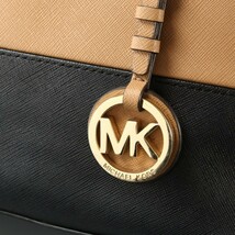 TH1771■マイケルコース MICHAEL KORS*レザートートバッグ*バイカラー*30H4GTVT1T*肩掛け 鞄*本革*チャーム*ブラウン×ブラック系_画像4