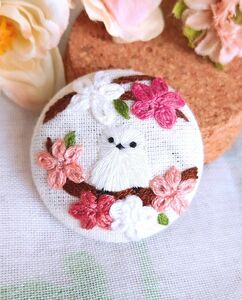 桜　シマエナガ　刺繍　ブローチ　立体刺繍 ブローチ ハンドメイド 刺繍ブローチ 手刺繍 立体刺繍 花刺繍