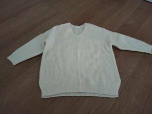 リブ　デザイン　柔らか　ゆったり　Ｖネック　ニット　セーター　M　ホワイト　白