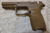 ライラクス取り扱い SIG SAUER ProForce M17 CO2 GBB CO2ガスガン コヨーテ/タン用 グリップフレーム その2_画像1