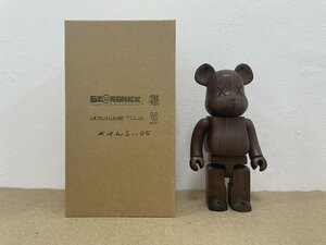 BE@RBRICK WORLD WIDE TOUR KAWS x カリモク x 400% by MEDICOM TOY ベアブリック 置物 ■ 中古 ■ 美品 ■ 箱付き