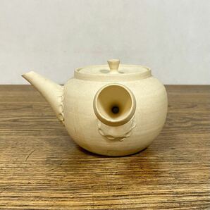 宇田芳宇 白泥 ボーフラ 横手急須 在銘 高さ約9cm 急須 茶道具 茶器 煎茶道具 美術工芸品 骨董 芳宇の画像3