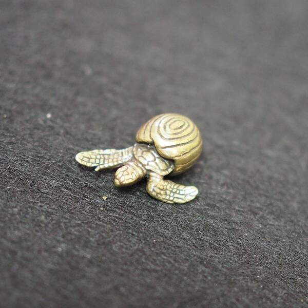ウミガメ 赤ちゃん 海亀 うみがめ 真鍮 ブラス 金運 brass 置物 アクセサリー フィギュア 文鎮 商売繁盛 風水