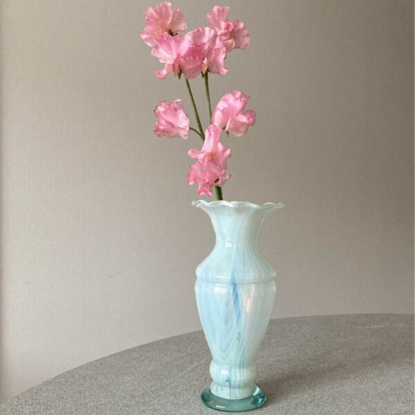 フラワーベース　ホワイト　ミルキー　ガラス　 ヴィンテージ　花瓶　フラワー　花束