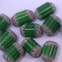 シェブロン ベネチア ビーズ 中粒 長さ約12直径7-8mm孔2-3ｍｍとんぼ玉 5層3色　緑、白、赤1個手拭きガラストンボボリュームディスカウント_画像4