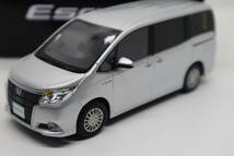 J1087 T L 1/30 エスクァイア カラーサンプル ディーラー 1:30 1F7 シルバーメタリック　ミニカー TOYOTA 非売品_画像1